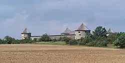 Pohled na klášter od hlavní cesty