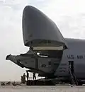 Nakládání vrtulníku Sikorsky CH-53E na základně v Iráku