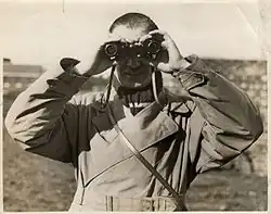 C. W. A. Scott držící dalekohled, 1934