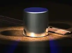 Prototyp kilogramu o hmotnosti cca '"`UNIQ--postMath-0000002F-QINU`"'. Několik cm široký válec ze slitiny platiny a iridia