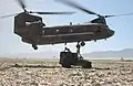 CH-47 Chinook při přípravě transportu vozidla Humvee