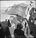 Afghánistán, Bámján, dvě ženy a muž před stanem, 1939–1940.