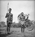 Belgické Kongo: muži s jízdním kolem, 1941 nebo 1942