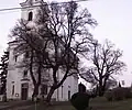 Lípy mezi silnicí a kostelem