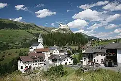 Pohled na obec s hradem Tarasp v pozadí