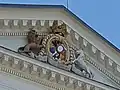 Zámecký fronton z erbem rodu Rothschildů