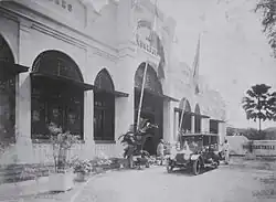 Muž nasedá do auta, které čeká před Kurkdjianovým fotoateliérem v Surabaji, 1910-1940