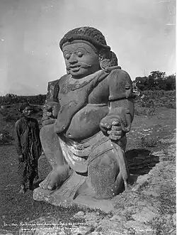 Socha Chrámové stráže u severního vchodu do candi Sewu, střední Jáva