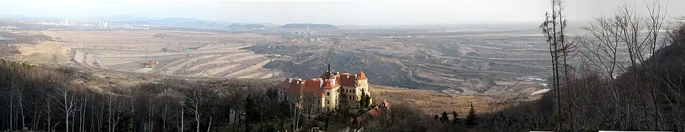 Pohled na Lom ČSA přes zámek Jezeří směrem na Komořany