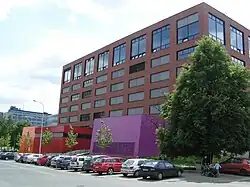 Nová budova ČVUT s posluchárnami (pohled z ulice Bechyňova)