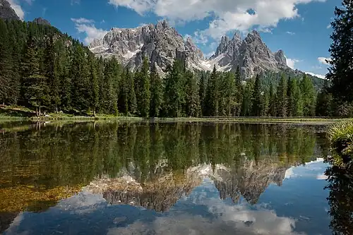 Skupina Cadini od jezera Lago d'Antorno