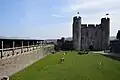 Nádvoří hradu, vpravo velká brána do jádra
