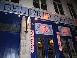 Noční pohled na portál baru