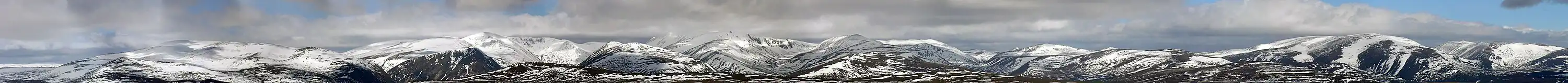 Pohoří Cairngorms z hory Càrn Liath v pohoří Grampiany