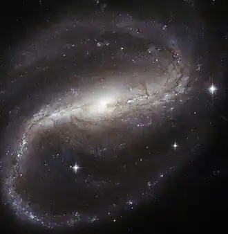 Širokoúhlý snímek spirální galaxie s příčkou NGC 7479. Autor: ESA/NASA.
