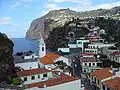 Câmara de Lobos, vzadu útes Cabo Girão západně od města