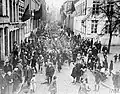 Kanadské jednotky v ulicích Mons, 11. listopad 1918