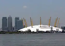 Millennium Dome – pohled z řeky Temže, v pozadí Canary Wharf