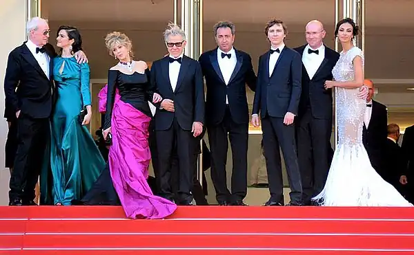 Světová premiéra proběhla 20. května 2015 na Filmovém festivalu v Cannes (zleva doprava): Michael Caine, Rachel Weisz, Jane Fondová, Harvey Keitel, Paolo Sorrentino, Paul Dano, Alex Macqueen, Mădălina Diana Gheneová