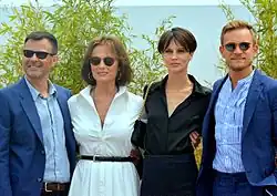Zleva: režisér filmu François Ozon a herci Jacqueline Bisset, Marine Vacth a Jérémie Renier během prezentace filmu na Filmovém festivalu v Cannes v roce 2017