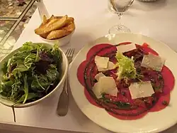 Carpaccio s hranolky a salátem