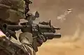 Americký voják střílející z M4A1 s podvěšeným granátometem M203