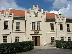 Hlavní průčelí zámku se vstupní bránou