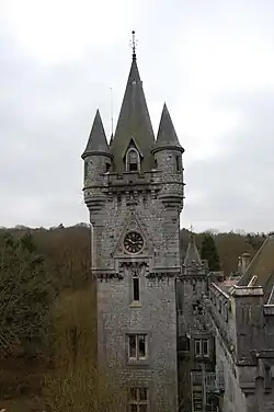 Věž s hodinami (výška: 56 m)