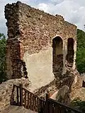 Zeď starého paláce s okny bývalého velkého sálu