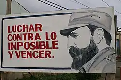 Propagandistický plakát s Castrem a španělský text „Bojovat proti nemožnému a zvítězit“