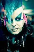 Gothic, kontaktní čočky, bodyart, piercing