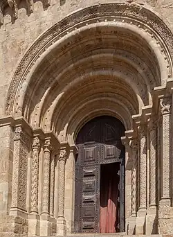 Hauptportal an der Westfassade