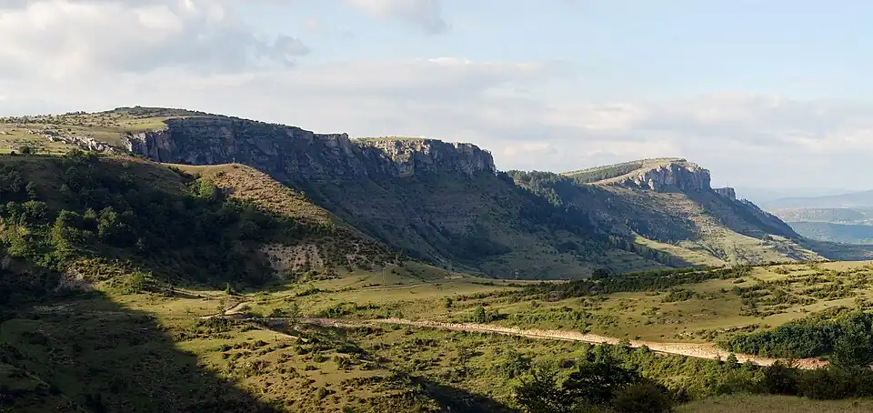 pohled od Col de Perjuret na jižní okraj Causse Méjean