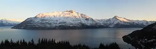 Cecil Peak (vlevo) a jezero Wakatipu, pohled z queenstownského předměstí Fernhill, vpravo Walter Peak