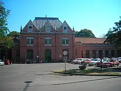 Pohled na staniční budovu.