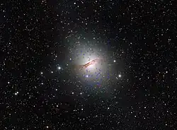 Eliptická galaxie Centaurus A a její podivné kulové hvězdokupy.[30]