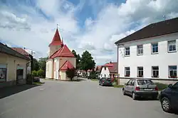 Centrum obce s kostelem sv. Jana Křtitele v pozadí