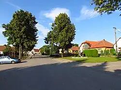 Centrum obce se zvoničkou, křížem a památníkem obětem 1. sv. války