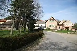 Centrum Vacenovic s křížem a zvoničkou