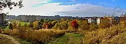 Centrální park Stodůlky z vrcholu návrší Nové kolonie. V pozadí je silueta sídliště Lužiny