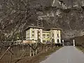 Vstup do elektrárny prochází vinicemi