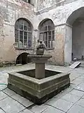 Nádvoří s kašnou