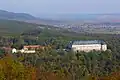 Výhled na hrad Červený Kámen s předhradím, v pozadí Doľany