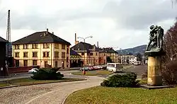 Výpravní budova z horní části náměstí, ještě nezastíněná autobusovým terminálem