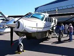 Cessna 208B Grand Caravan před továrnou výrobce ve Wichitě.