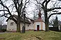 Návesní kaple s křížem