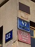 Jedna budova může mít více orientačních čísel, je-li přiřazena k více ulicím. V tomto případě není dodržen požadavek, že orientační číslo má být umístěno pod číslem popisným