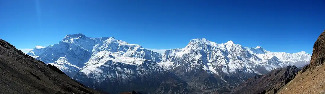 Zleva vrcholy Annapurny II, IV, III a Gangapurny
