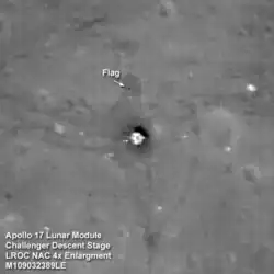Místo přistání modulu Apollo 17 ve vyšším rozlišení ukazující fázi sestupu lunárního modulu „Challenger“ vyfotografované LRO.