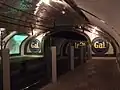 Sklo oddělující kolejiště